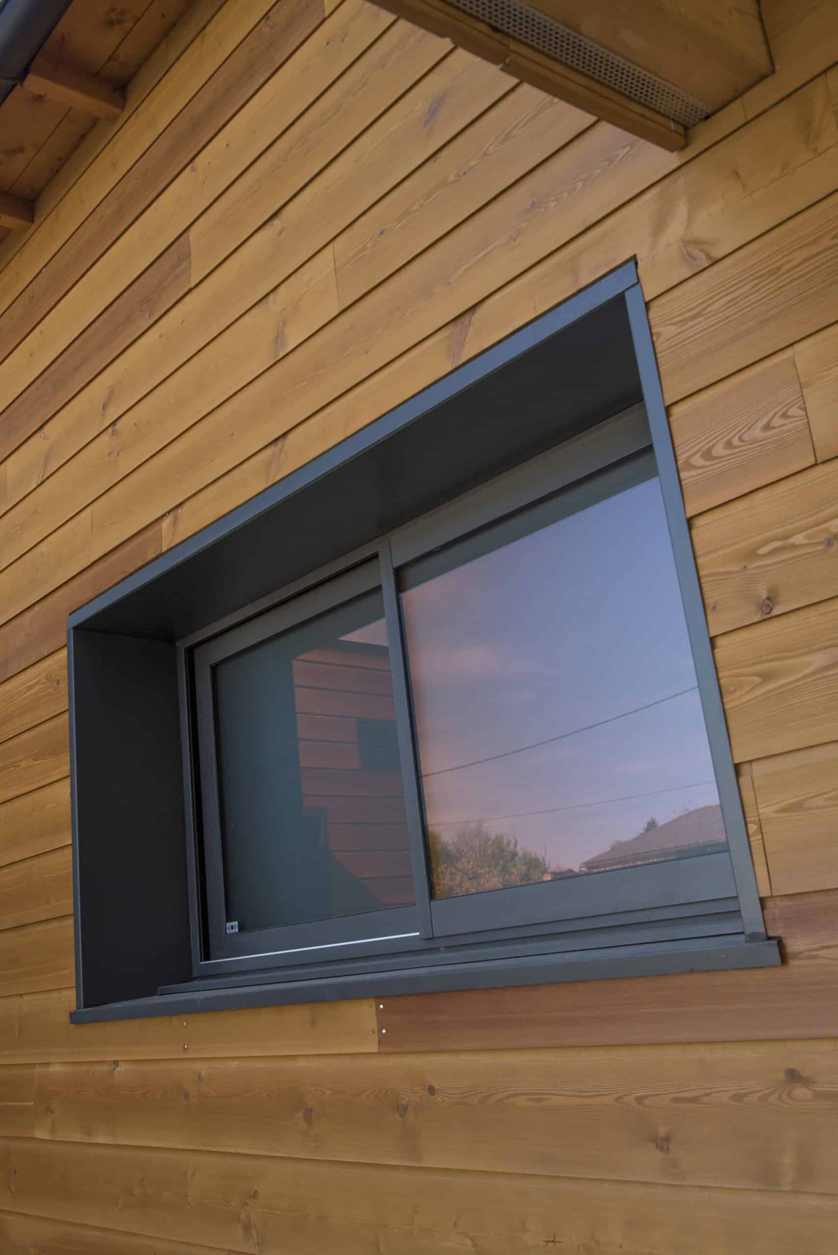 Alternative à la fenêtre à la française : fenêtre coulissante sur ossature bois